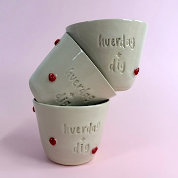 Kop i stentøj med røde hjerter